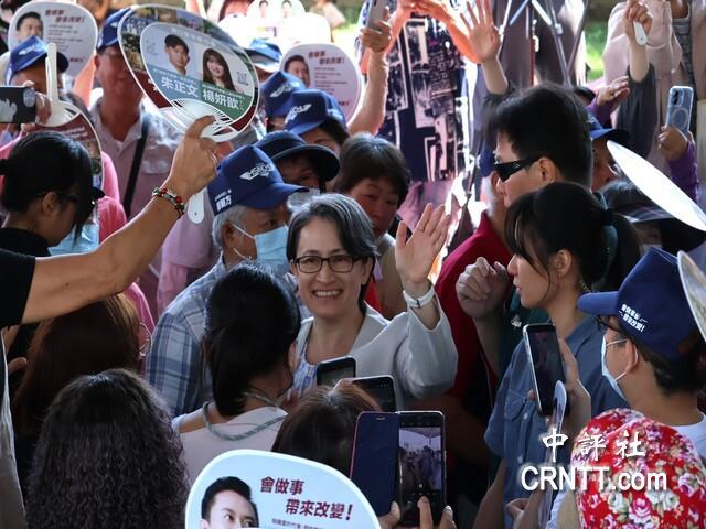 民进党新竹县长参选人郑朝方13日在竹东镇举办竞选服务处成立大会，现场发送给绿营支