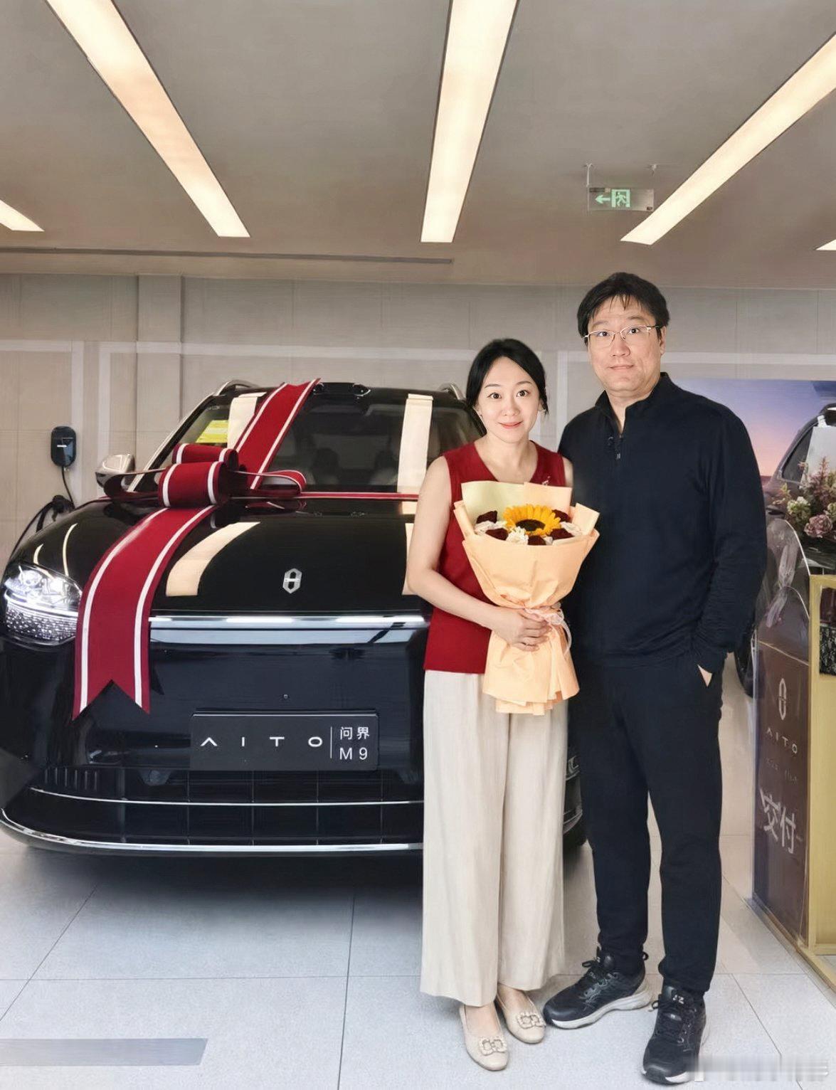 情侣服有点太年轻了，情侣车还不错 ​