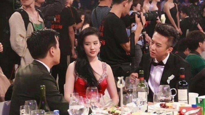 刘亦菲：要不我起身，你俩慢慢聊[捂脸哭]