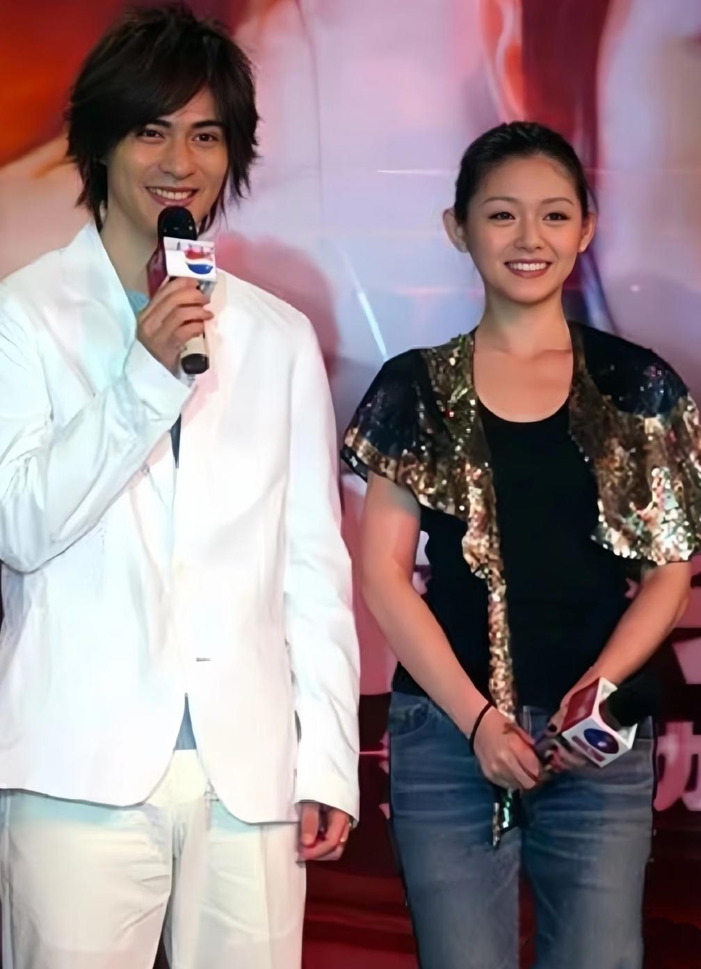 看大S早期和周渝民一起出席发布会的造型，不得不说，那时候她的穿搭真的很普通，衣品