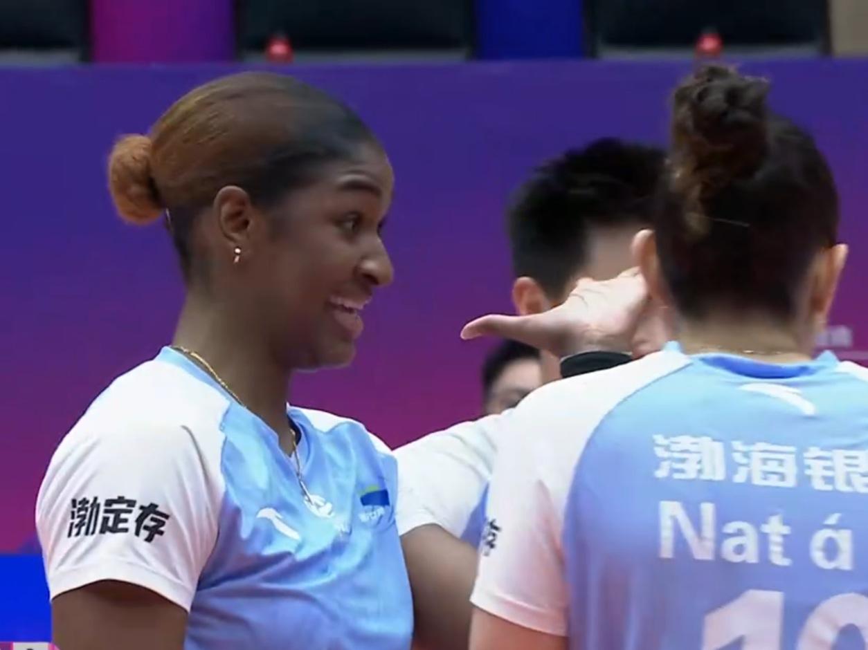 恭喜！天津女排3-0完胜上海，两队提前一轮携手挺进四强！3月10日晚19时，2