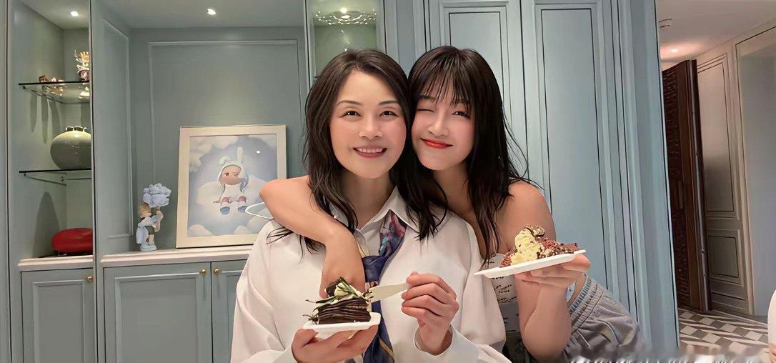 蓝盈莹妈妈颜值好出众，气质优雅，颜值居然比女儿还要亮眼。​​​