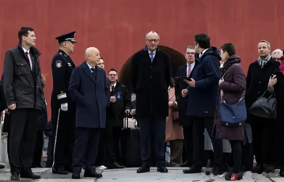 大家发现了没！默茨这哪里是去逛故宫啊，这分明就是刚谈成大生意的老板在自家后花