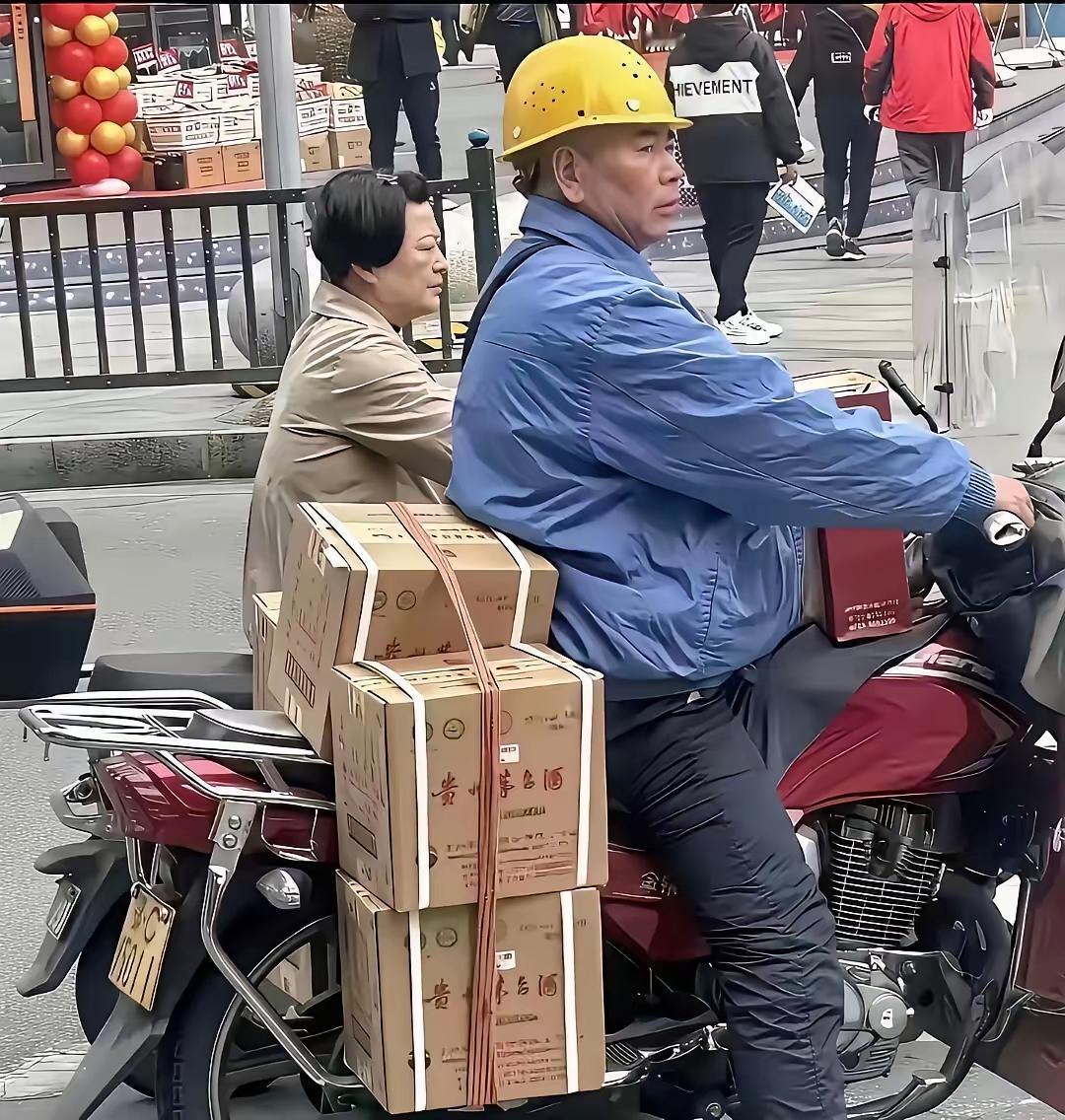 真是人不可貌相，海水不可斗量！​这大爷看着就是骑摩托、穿工装、戴安全帽的普通打