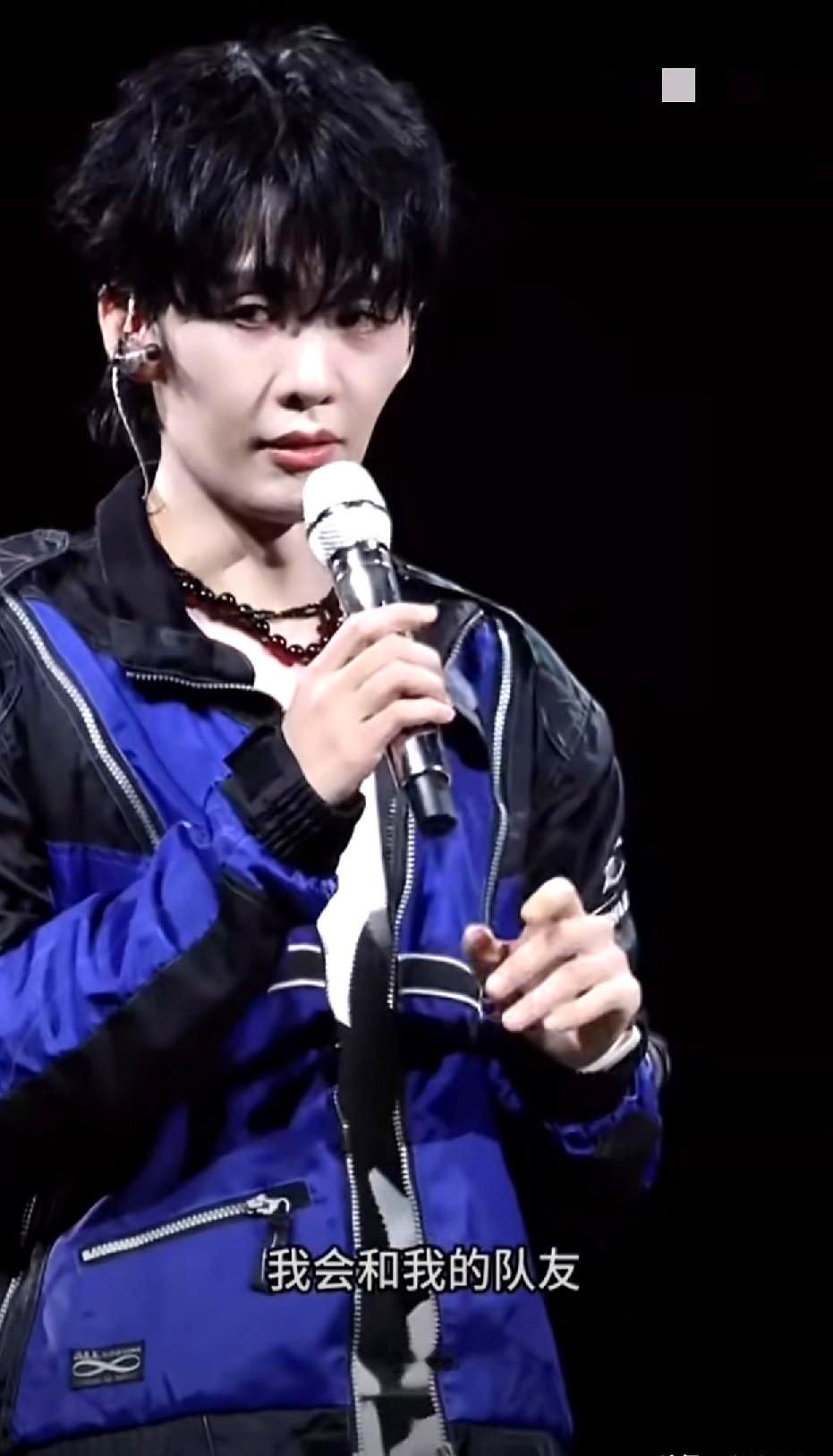 孙楠怎么跑王赫野演唱会去了？他俩不是在录节目吗？王赫野正唱着呢，孙楠突然从台下冒出来，现场直接炸了。