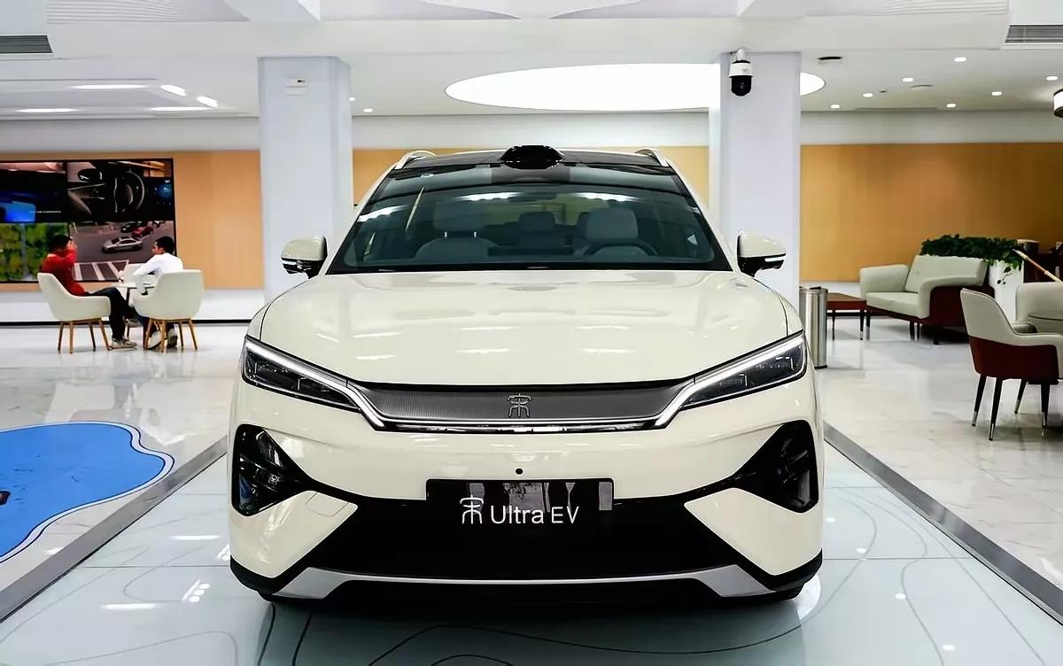 去4s店看了比亚迪宋ultraEV次顶配的实车，一款20万以下的车，无论是外观