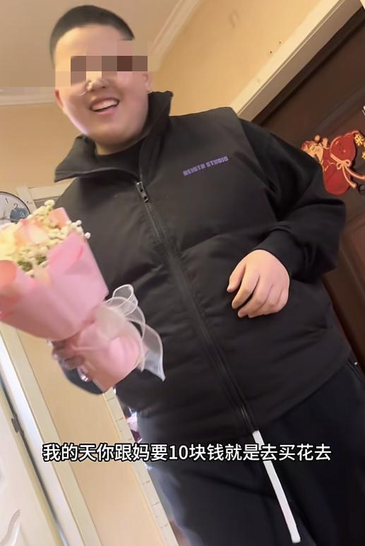 江苏，男孩缠着妈妈要10块钱，妈妈坚决没给，男孩很失落。第2天，男孩却笑着抱着一