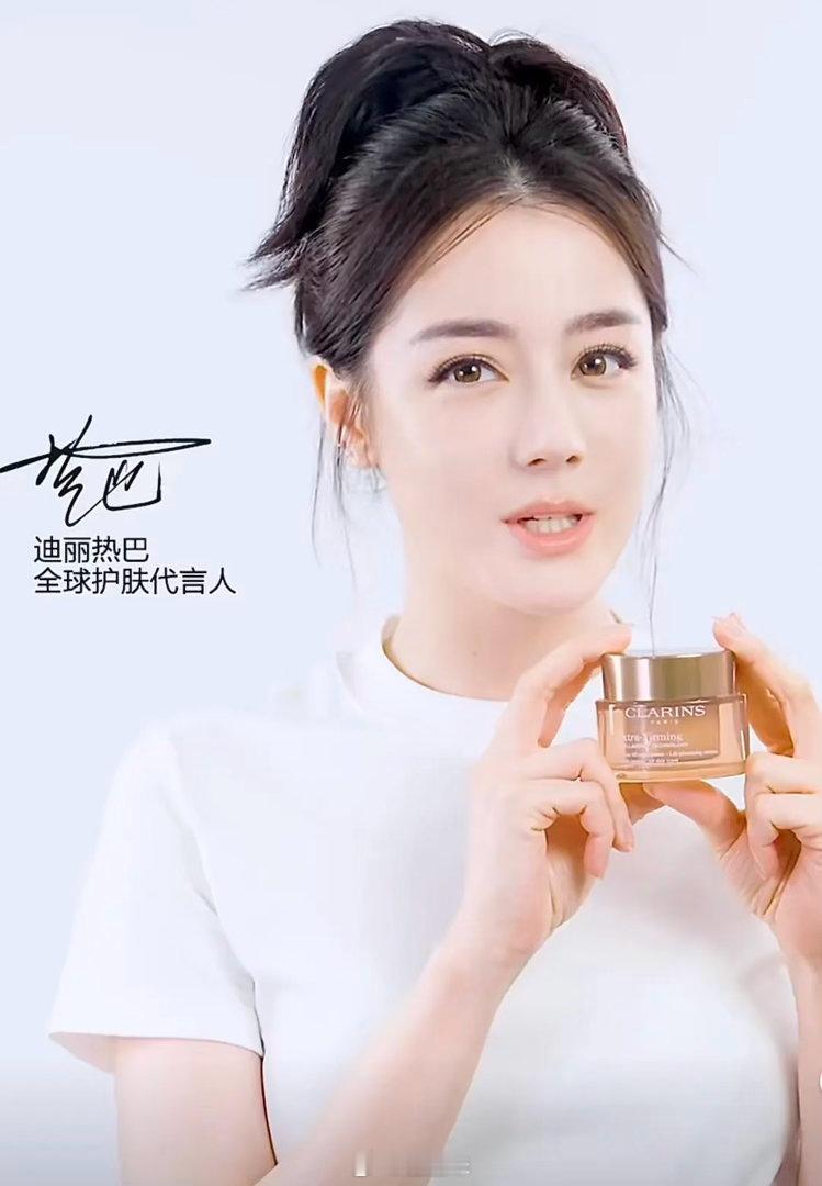 难怪抖上说她已经被换人了，现在出来的是替身，这状态也太不对劲了