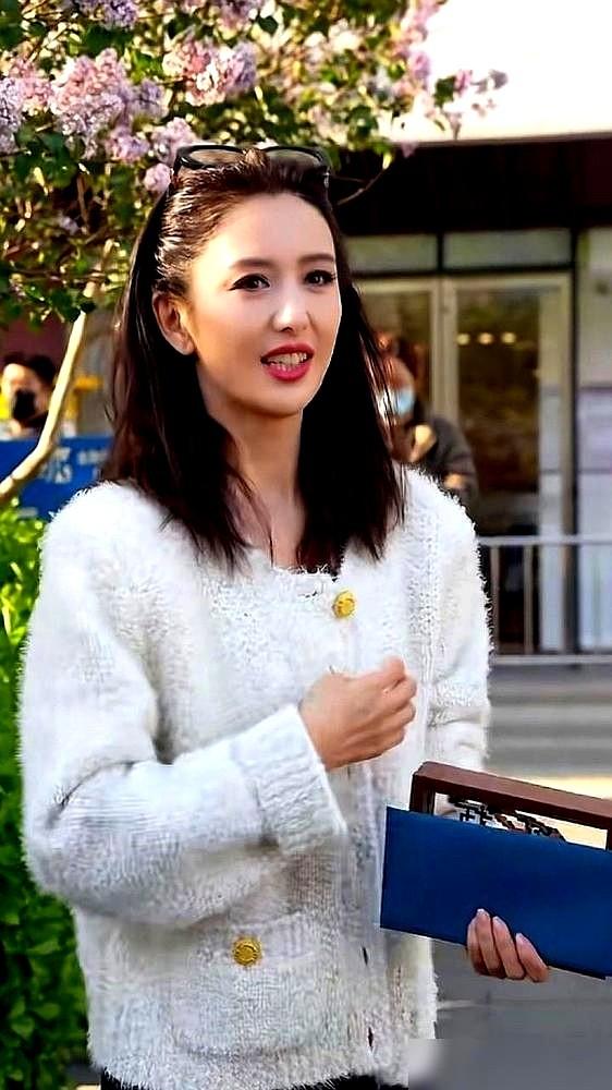 佟丽娅在台上活成了大女主，拼回了底气，可一回家，心头估计得五味杂陈。看最近10