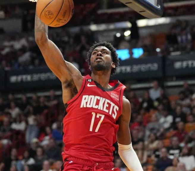 伊森下赛季能不能留在火箭队，这个真的不好说。如果说之前火箭队想要续约伊森，但是被