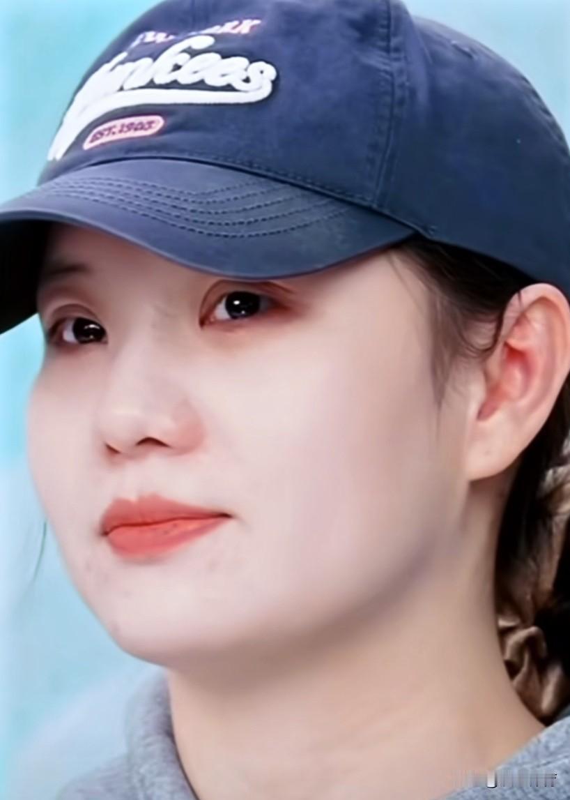 当知识的重量压得你喘不过气，宣彤一句玩笑就能把它变成气球。董宇辉在直播间里抛出