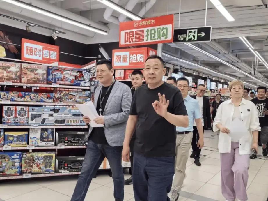 胖东来闭店深思：急流勇退，才是最高级的智谋。当别家商场在国庆黄金周人山人海