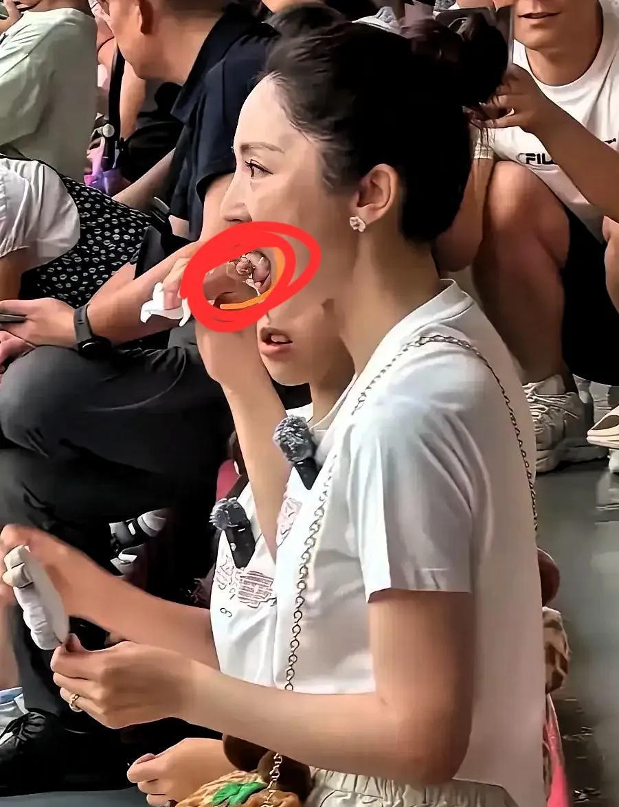 董璇46了，二婚选了张维伊也还行，据说还要生二胎。现在居然被发现还打的舌钉？