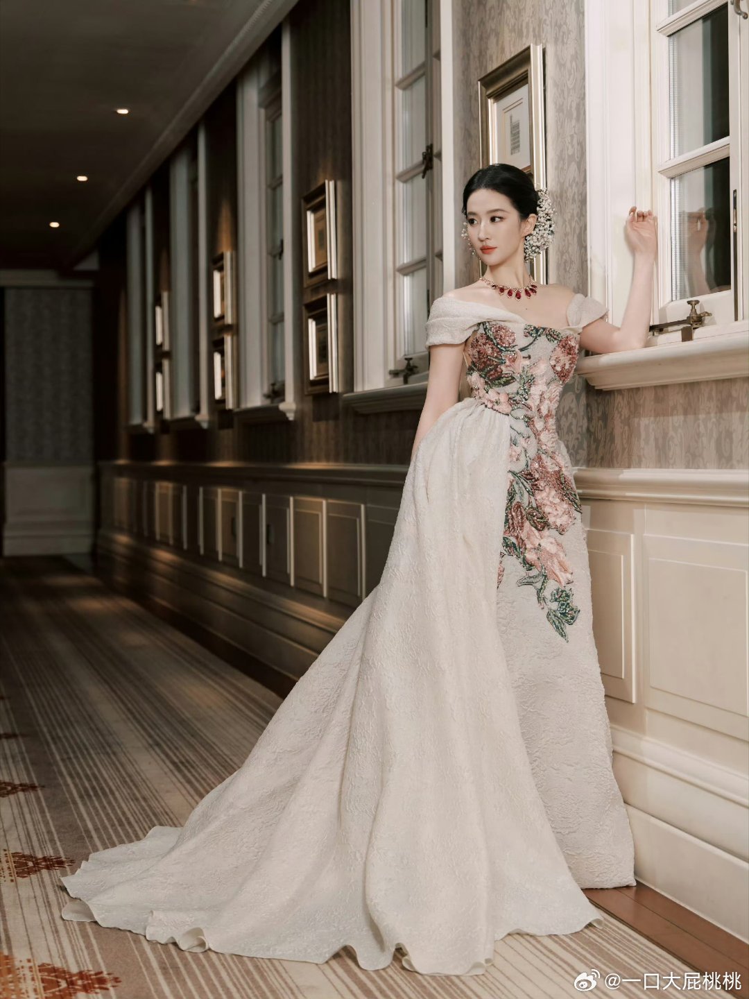 仙果然选的这套ElieSaab2025秋冬高定来了，发型很美