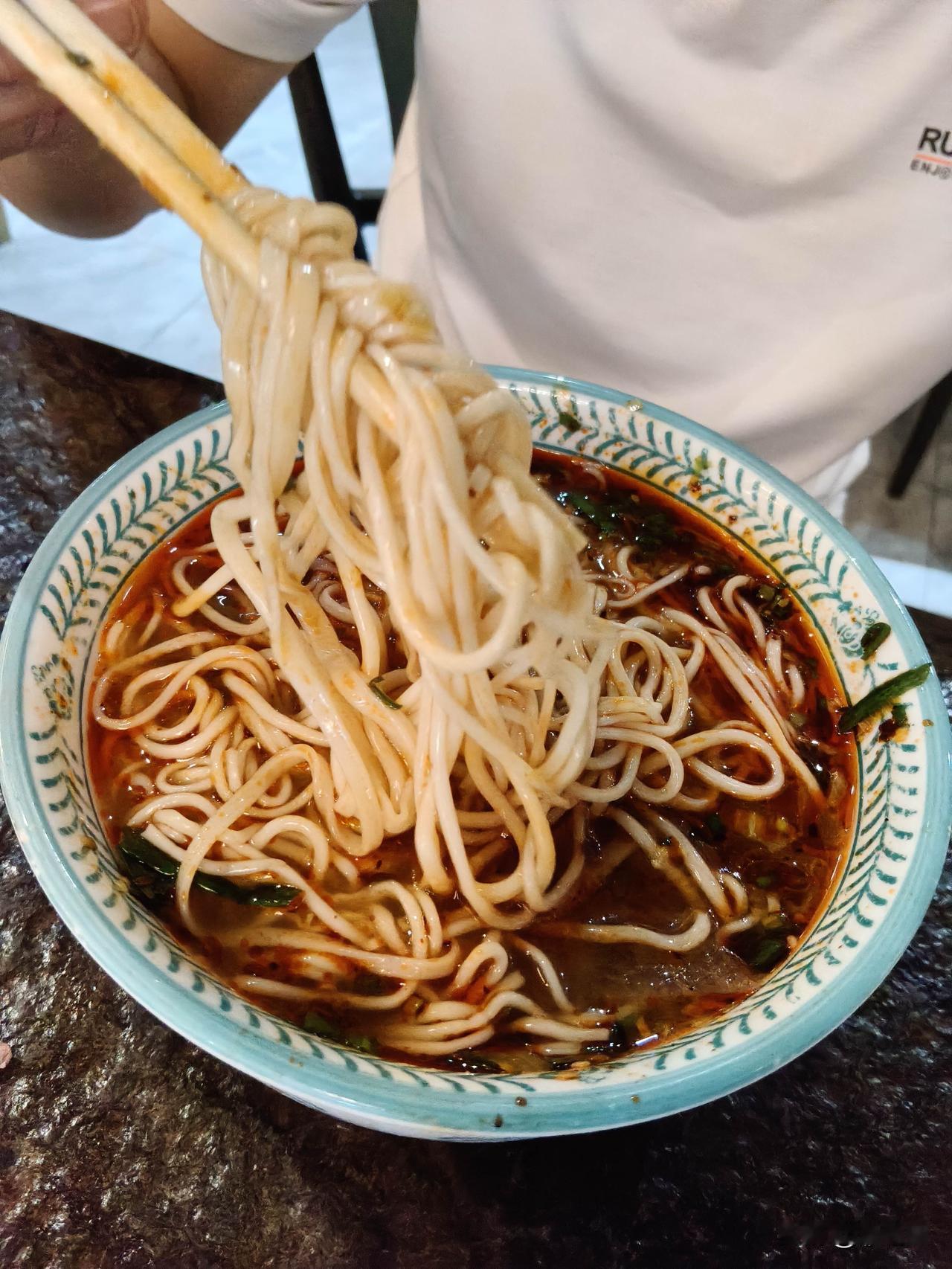 昨天出门办事到了下午3:00还没吃饭，附近找了一下，很多牛肉面馆在3:00多都已