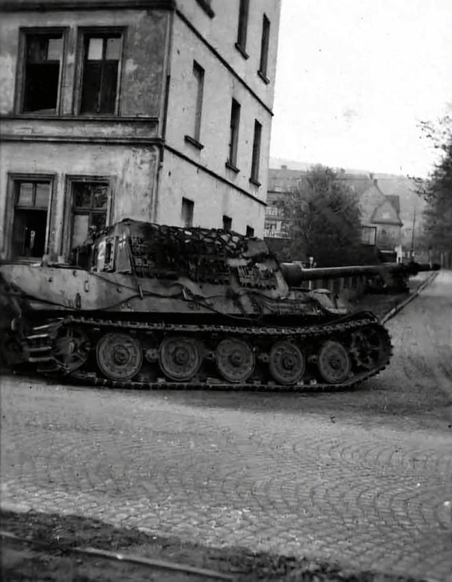 这是德军512重装甲歼击营1连的猎虎歼击车X2，采用亨舍尔底盘，车长是