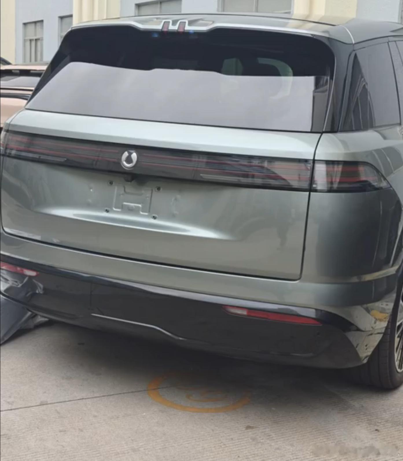 腾势新车，估计是N8（不带L），有点小溜背，应该是大五座的定位，尾灯终于连起来了