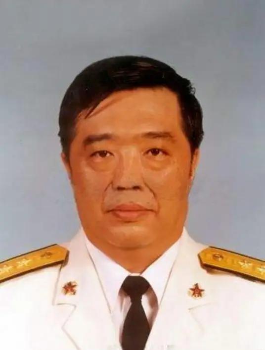 1998年香港，贺龙之子贺鹏飞，看四下没人，闪身冲进一间商人办公室，凑到那人耳边