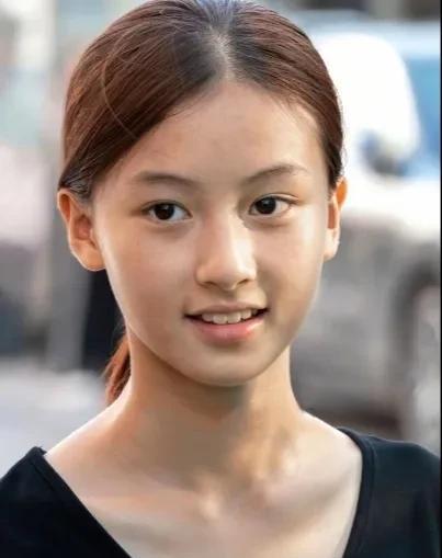 讲真的这个叫七七（图一）的女孩我看她不像张柏芝，也不觉得像杨颖，我第一眼就看她很
