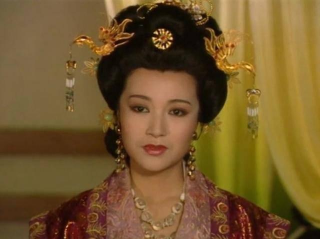 一天，武则天挺着大肚子去找李治。武则天看见亲姐姐武顺衣衫不整，面色绯红的跑出来。