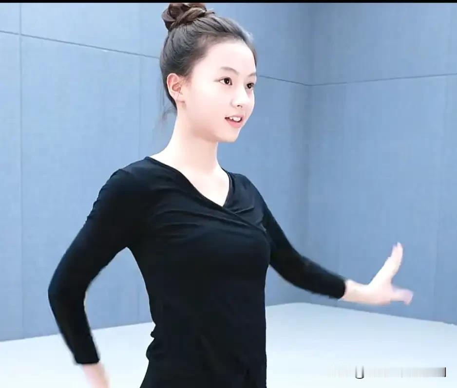 15岁“小张柏芝”七七官宣出道，最想不通的人肯定是于正了。七七刚火的时候，