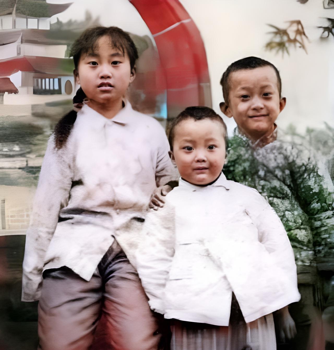 1980年，姐弟仨在吉林省公主岭合影。后面两个孩子难以辨认，但前面这个小男孩一眼