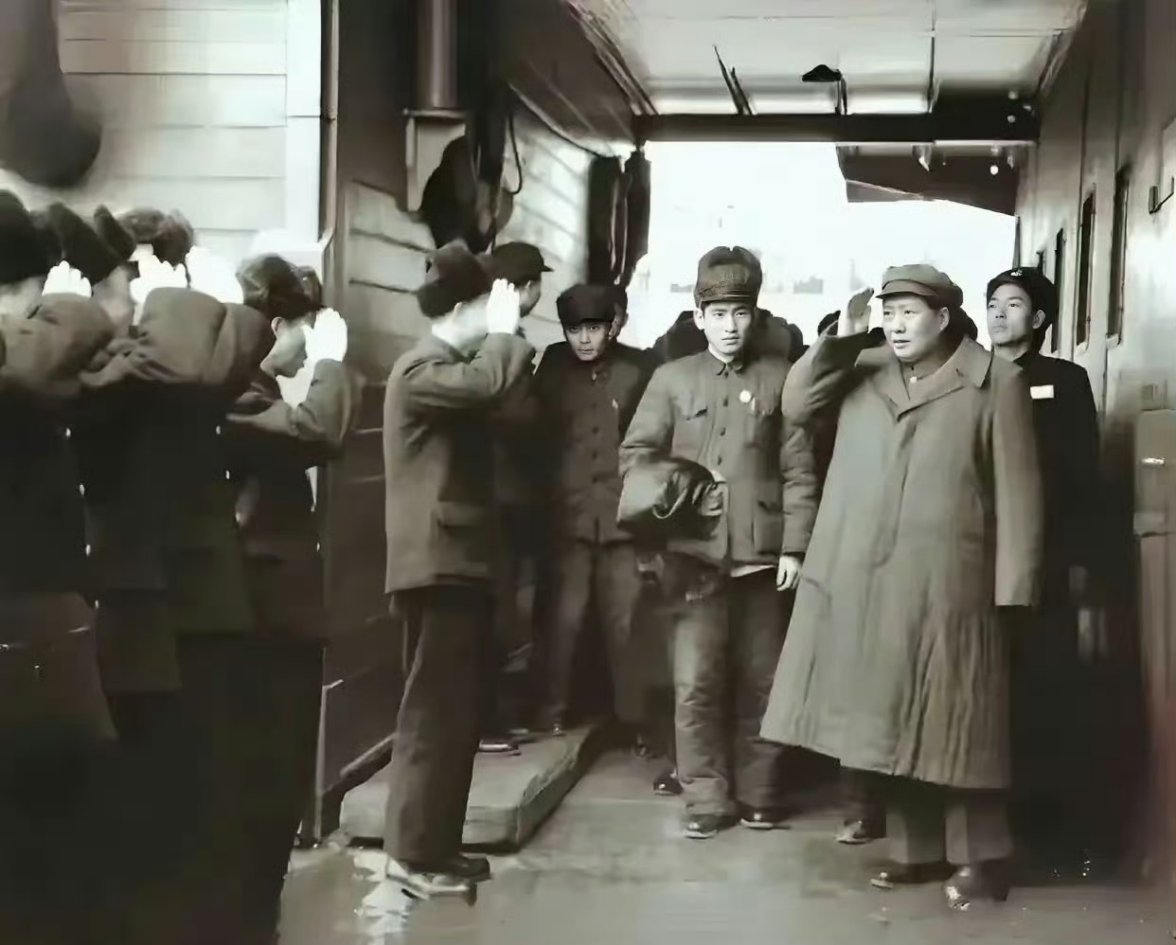 毛主席视察基层连队，与基层官兵互相敬礼