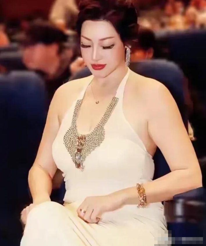 这位女演员现在怎么发福到认不出了。胳膊看起来好粗壮，而且她有点女生男相，有些人说