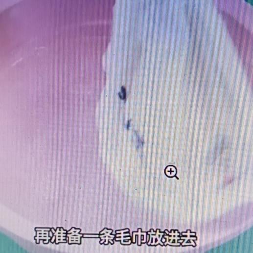 晚上睡觉前在门把手上挂条湿毛巾，这操作看似不起眼，实则用处大了去了！先准备一盆