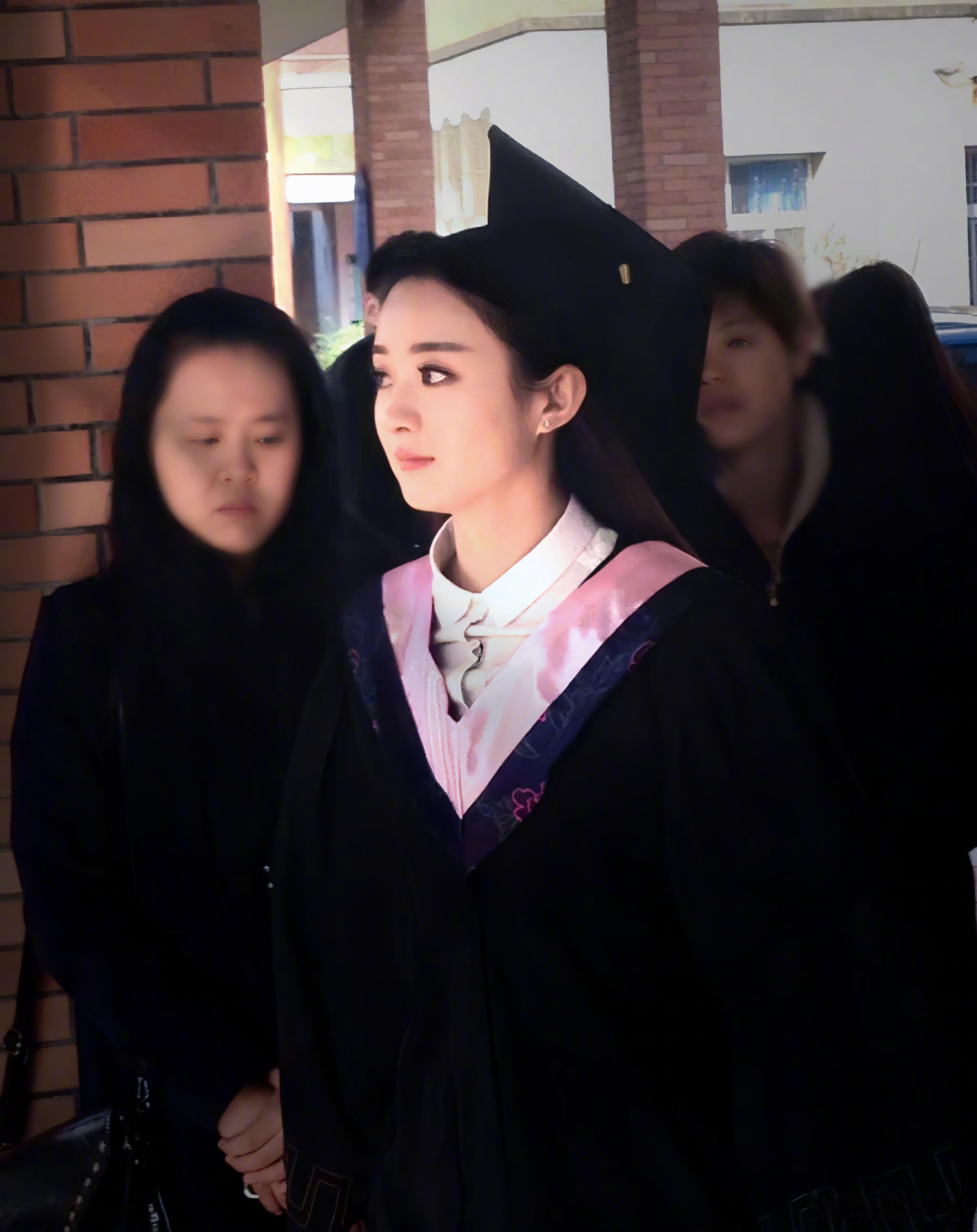 赵丽颖学士服，这是真白月光级别的！！！🥹​​​