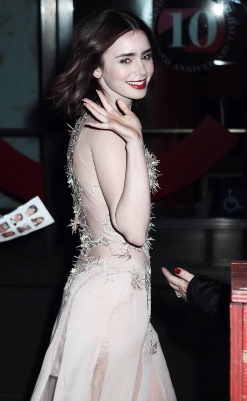 好莱坞美女那么多，谁能演赫本呢？2月底就有消息称演员莉莉·柯林斯将在饰演传奇