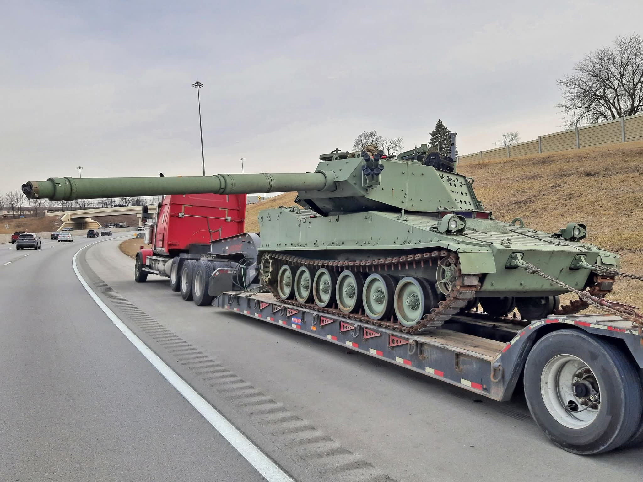 昨天，一辆M8AGS轻型坦克原型车（建造于1994年）从底特律兵工厂被