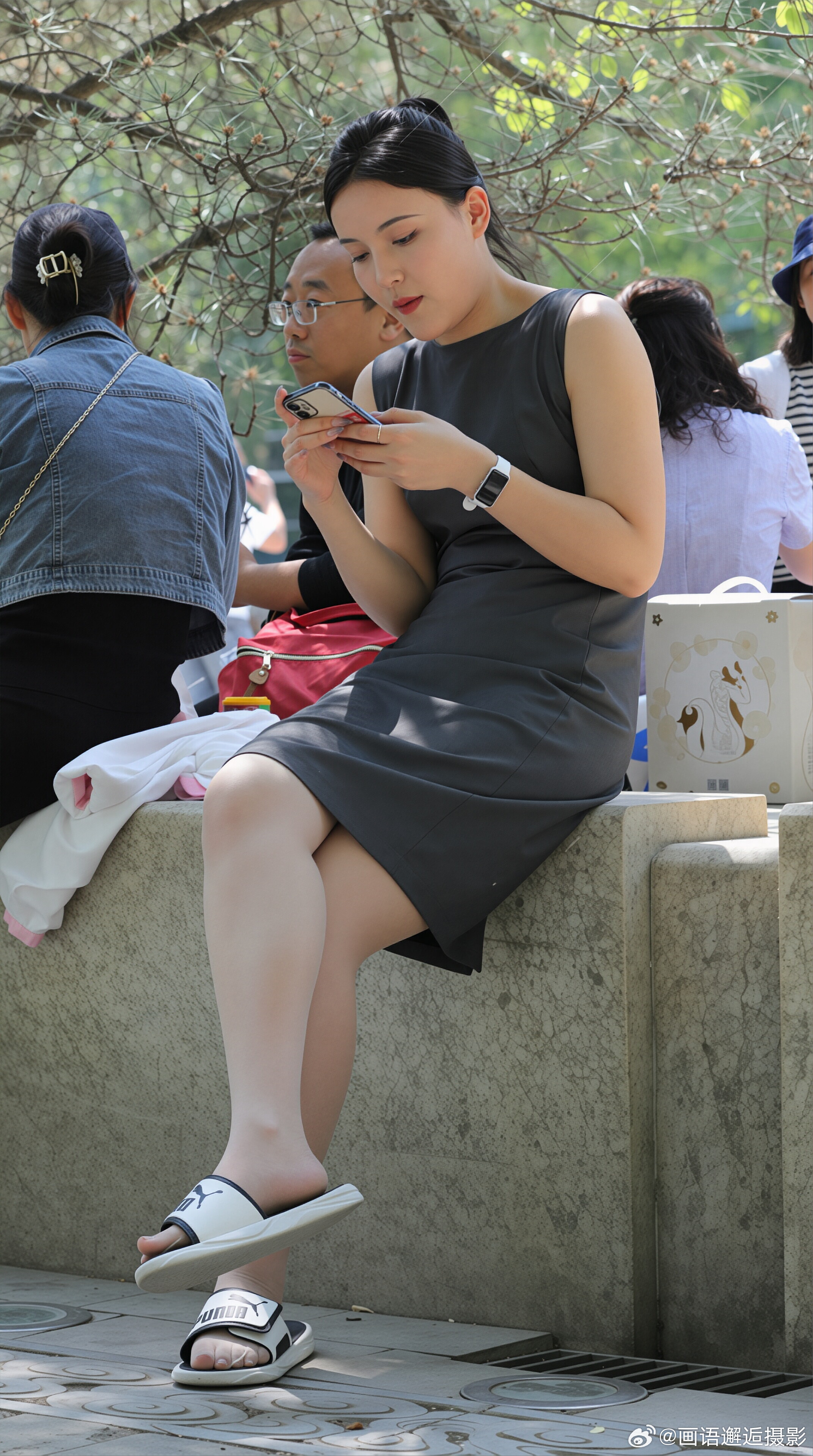 发现你的魅力黑色无袖连衣裙搭配白色运动凉鞋，简约干练又不失休闲感，适合日常出行