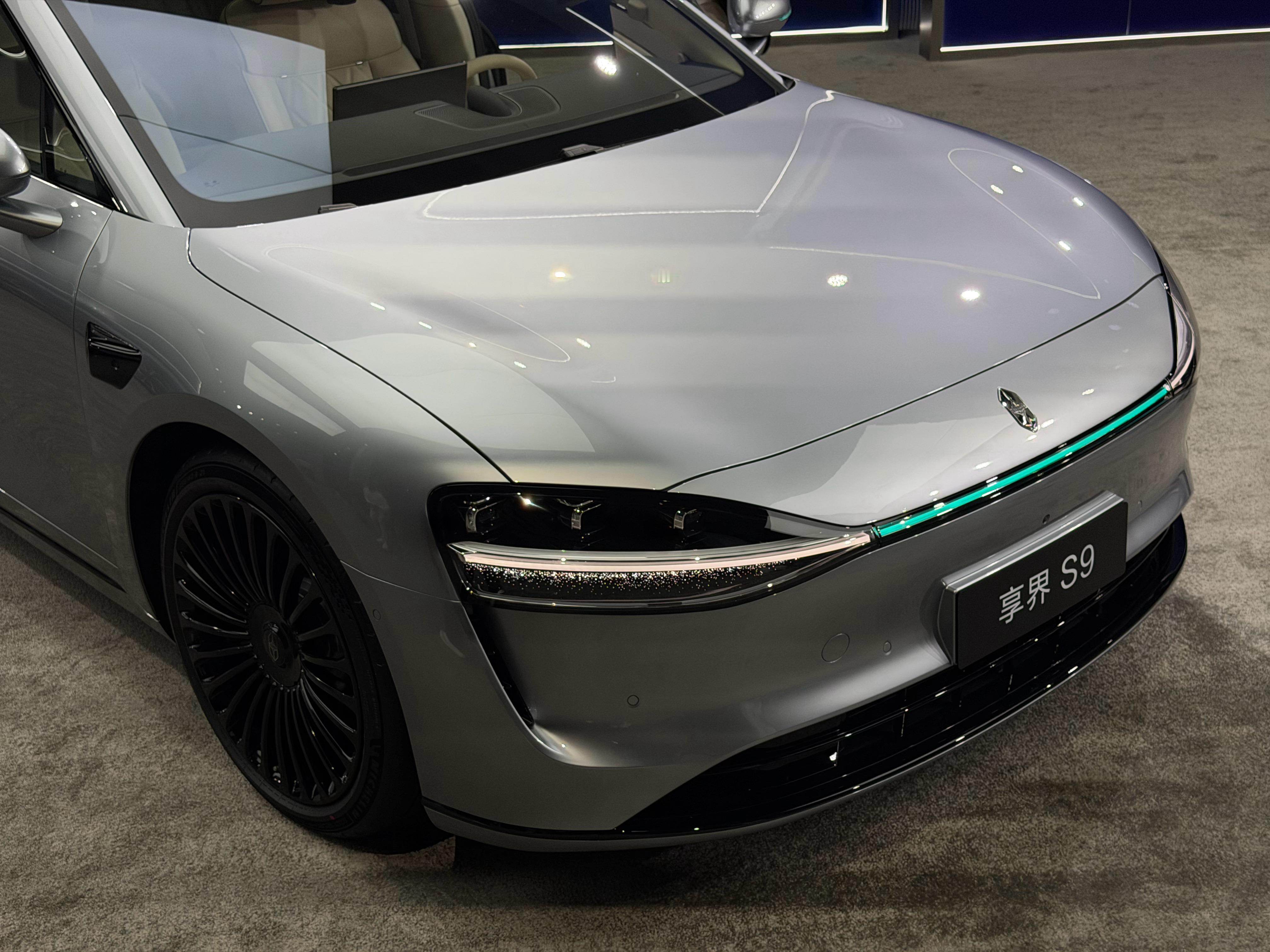 现场拍了几张享界S9T流光银黑曜套件的版本，效果很赞，看上去不会那么“登”。就像