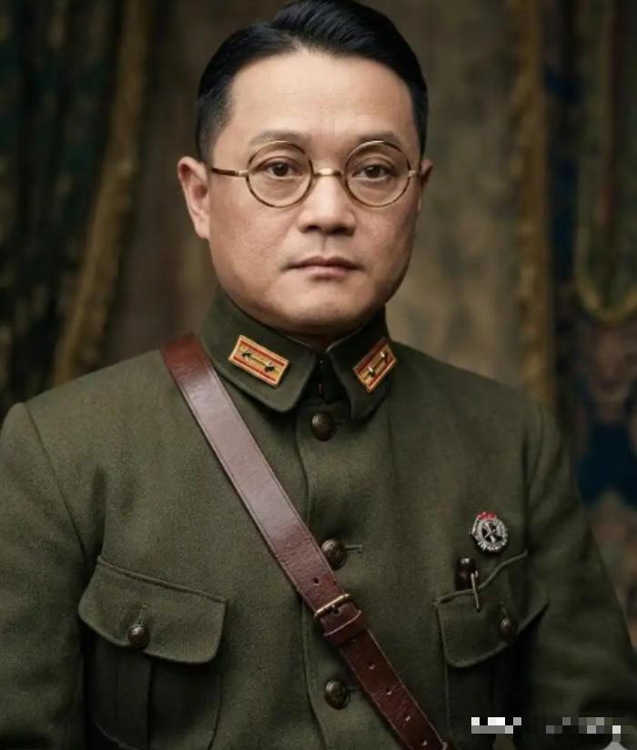 1949年，国军上将潘文华决定起义，却发现七姨太是特务，为了不打草惊蛇，他对七姨