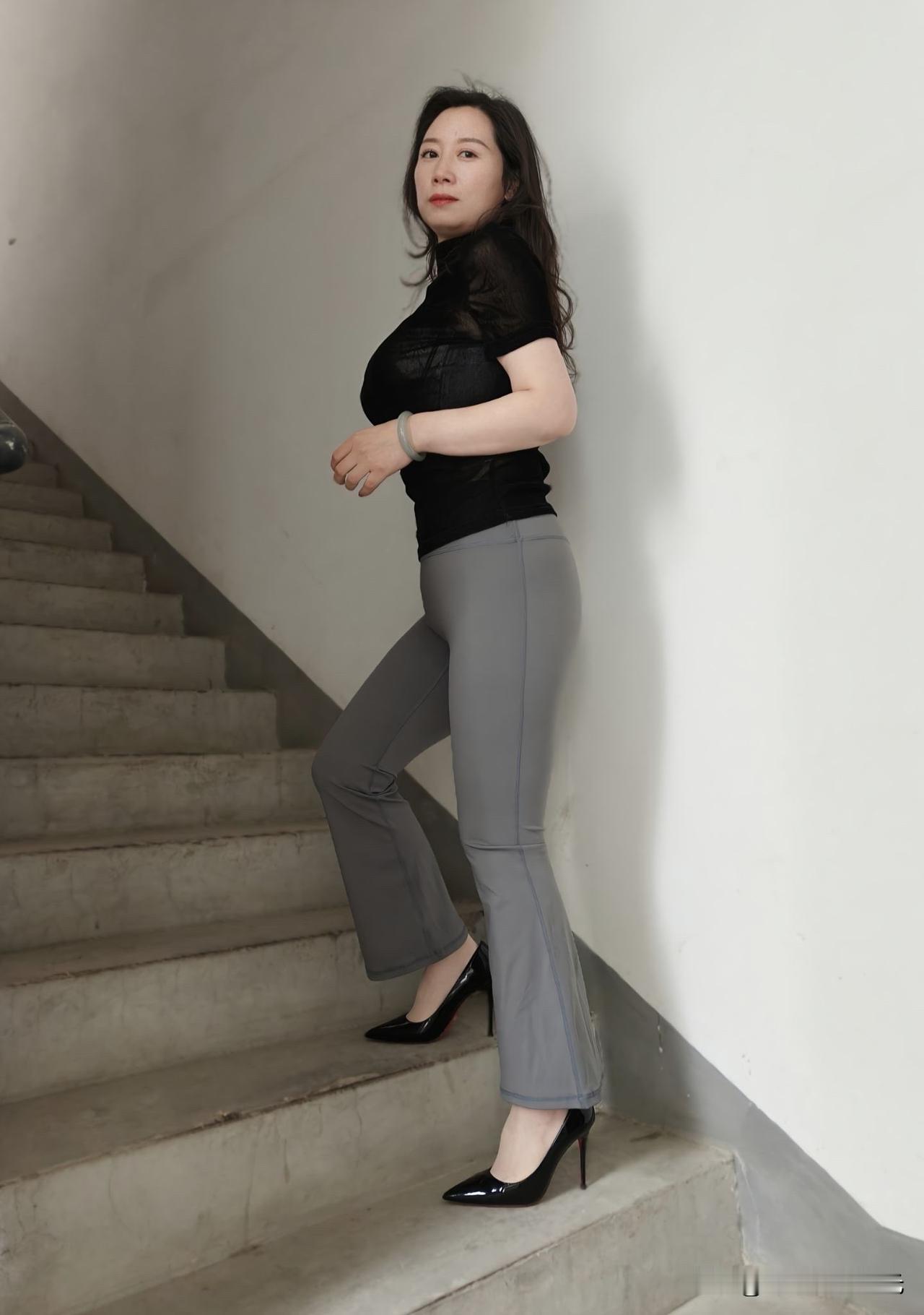 中年女人真有那么大的魅力吗?差点被邻居碰见，好尴尬呀