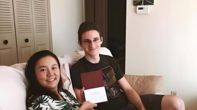 “你应该滚回中国去！”“别用亚洲人的脏习惯喂我的孩子！”2019年这是美国男人对