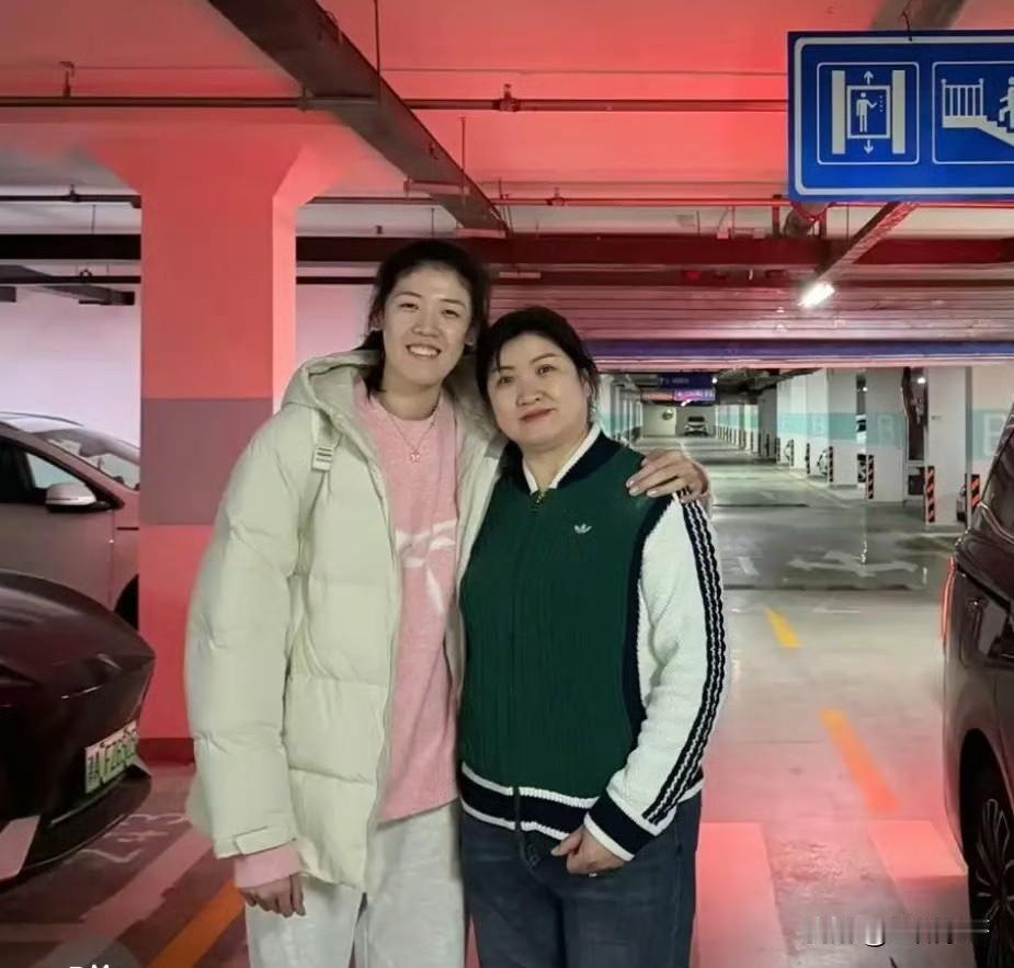 李盈莹于今日凌晨6.15分安全落地米兰开启留洋生涯，她是今天凌晨2点15分从北京