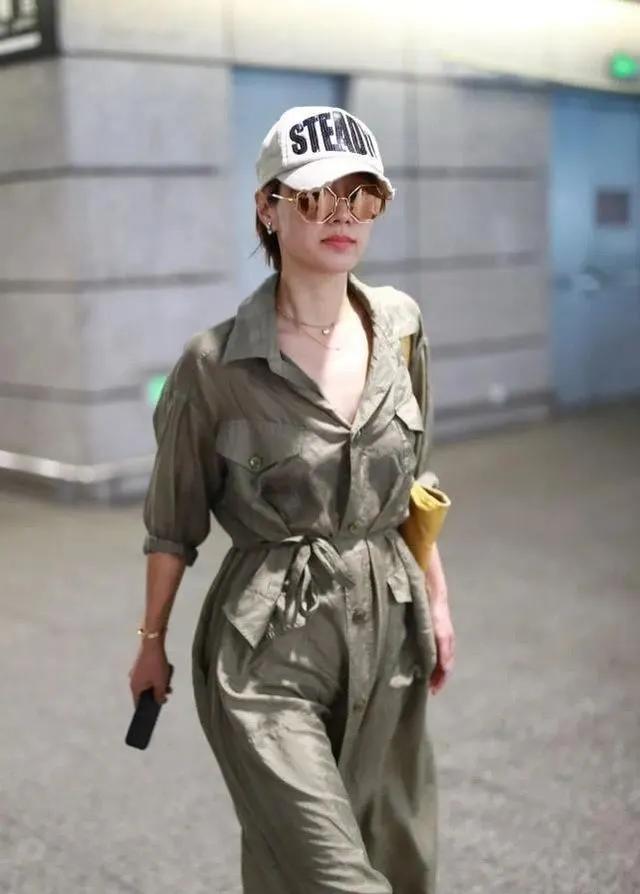 马伊琍机场穿搭也太舒服耐看了！军绿色工装连体裙，慵懒随性又飒爽收腰系带超显瘦