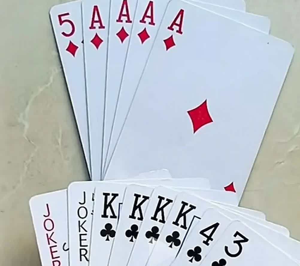 这把牌我问了十三个老牌友，他们都说地主能赢。可我就纳了闷了，地主明明有两张小单牌