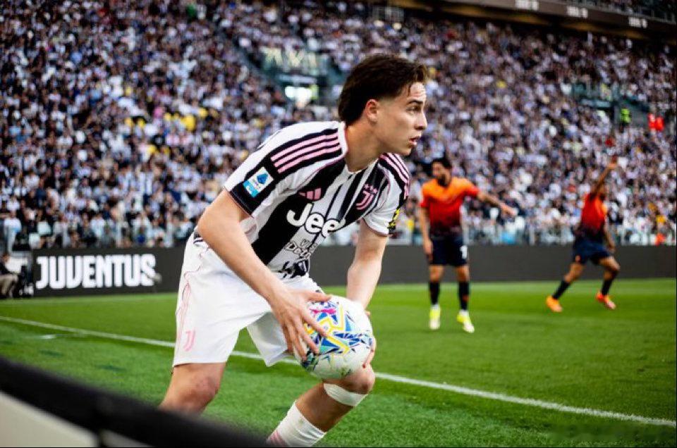 都灵体育报：伊尔迪兹最近一直饱受左膝慢性髌腱病困扰，但尽管如此，这位大土帝星在尤