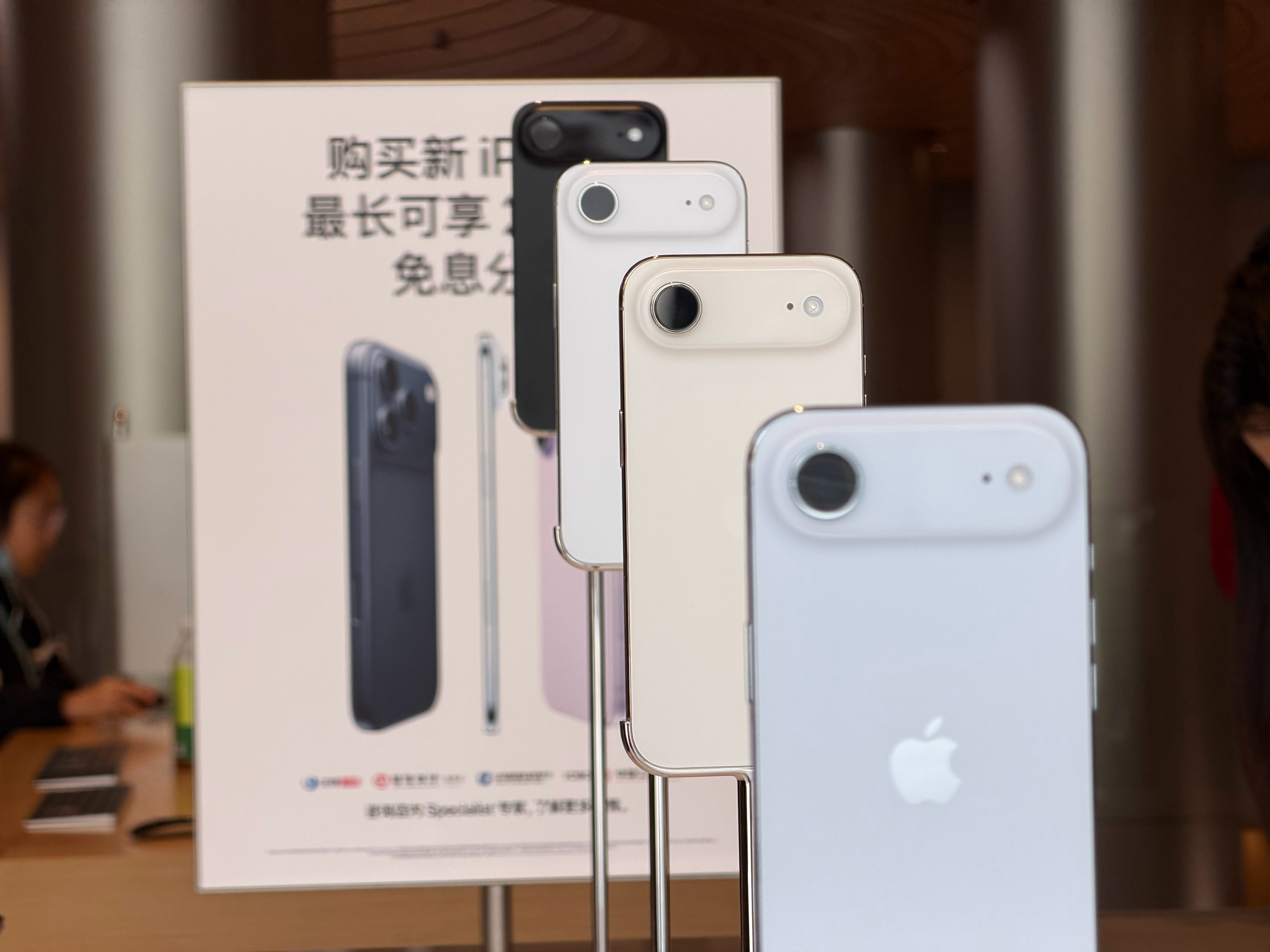 这两天看了各种iPhoneAir的评测，周日还抽空去上海静安寺对面的Apple