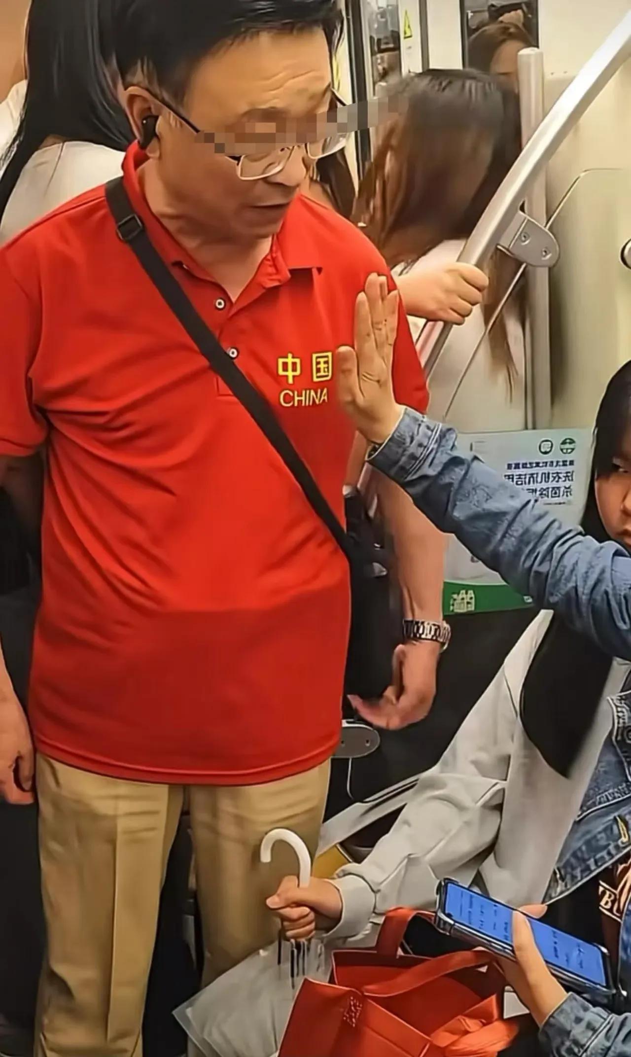 上了地铁柔柔弱弱，抢起座位来浑身是劲，这位戴着眼镜，穿着皮鞋西裤，看起来斯斯文文