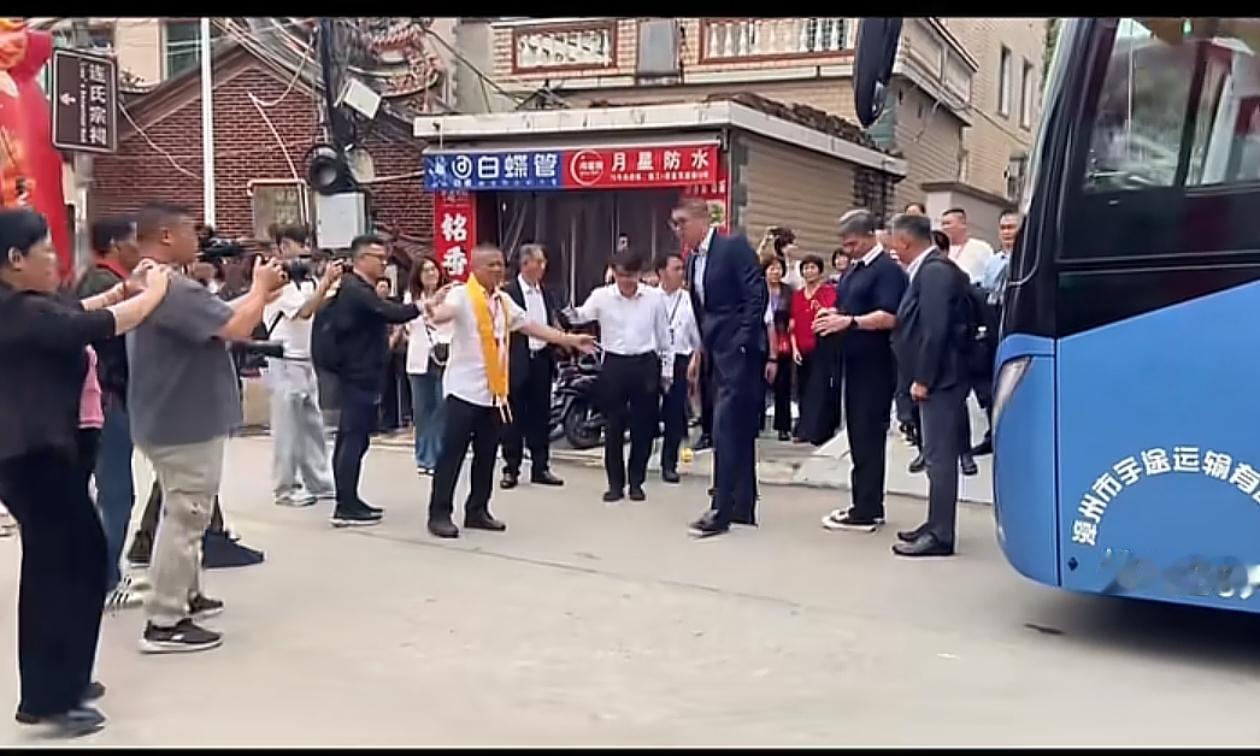 连战的二子连胜文与连胜武回到福建祭祖，当他们看到“连氏宗祠”时，心中想必满是家国