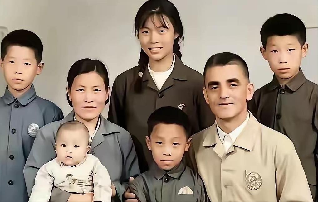 美国大兵温纳瑞斯被志愿军俘虏后，死活不肯回美国，执意留在中国过日子。他被安排到山