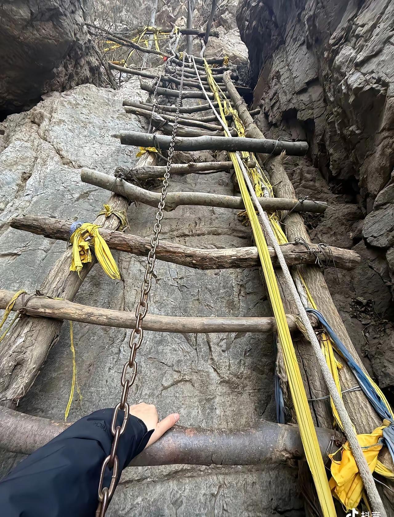 整理了一下家属和路人的说辞，感觉挺矛盾的。中灵山陡坡的路况，用树枝搭成的天路