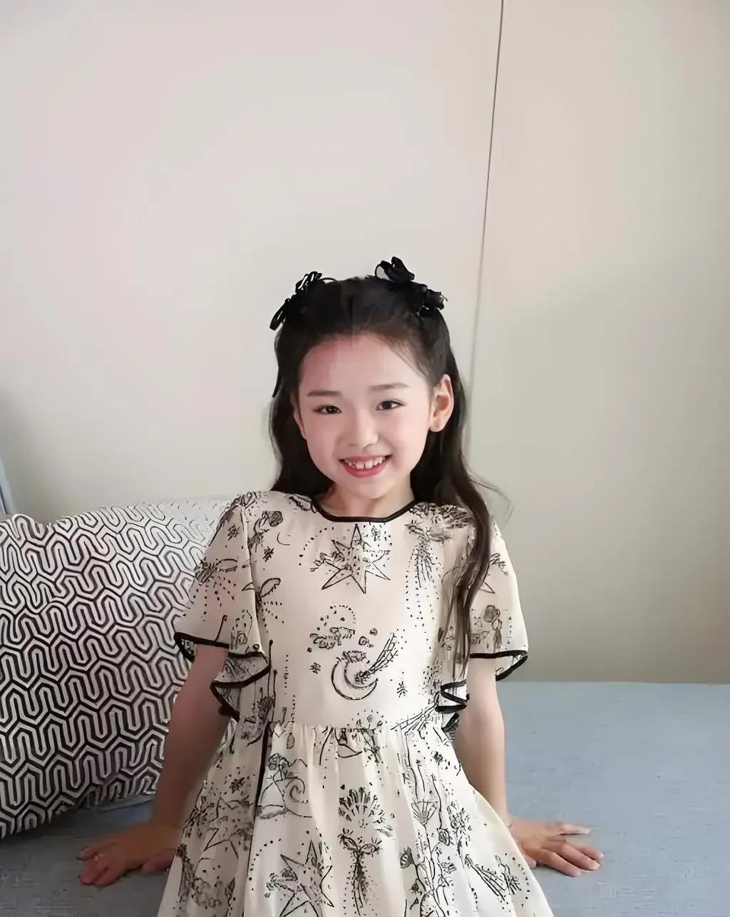 小酒窝可以继承妈妈闺蜜的珠宝啦！佟丽娅的项链耳环，以后不会给儿媳妇，而是选择给董