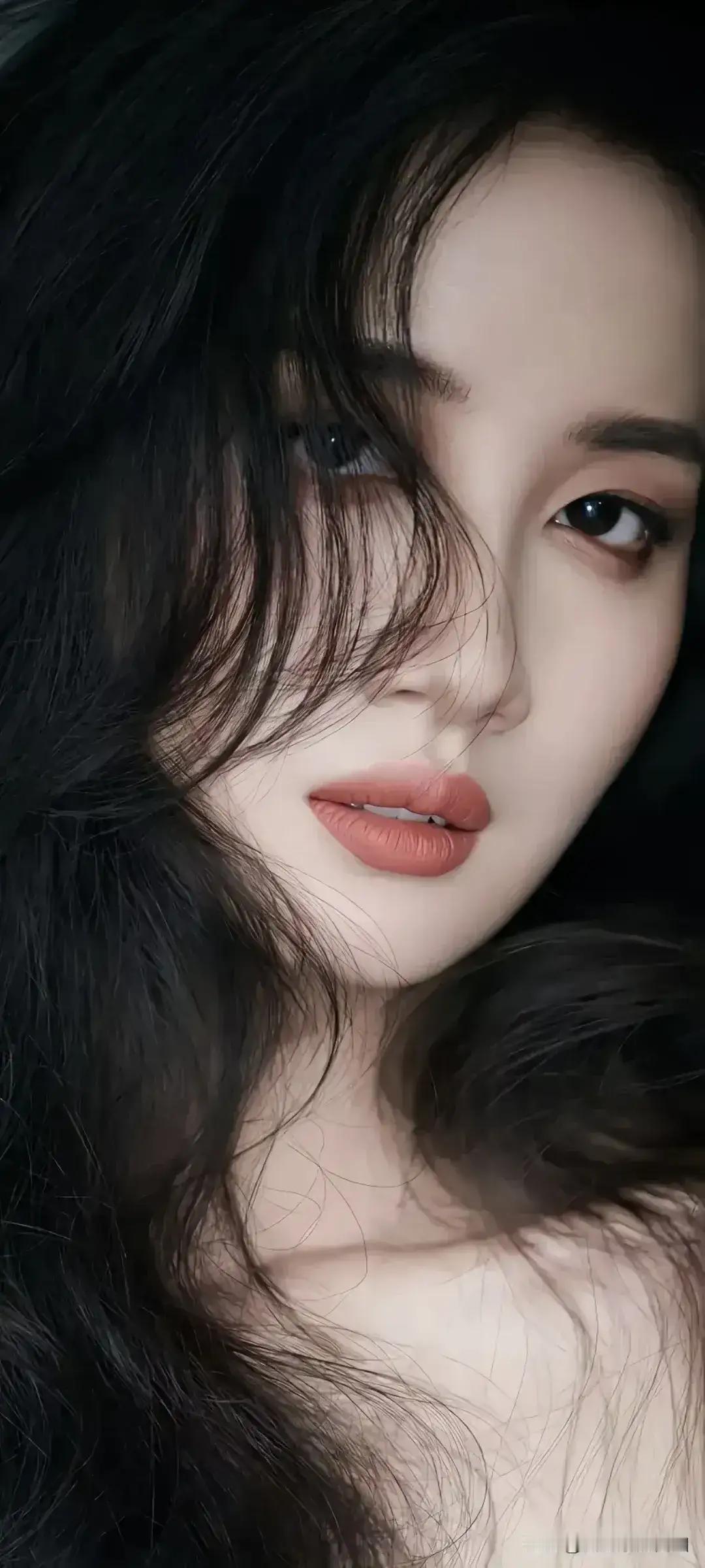 黑发红唇，柔美动人，尽显优雅气质