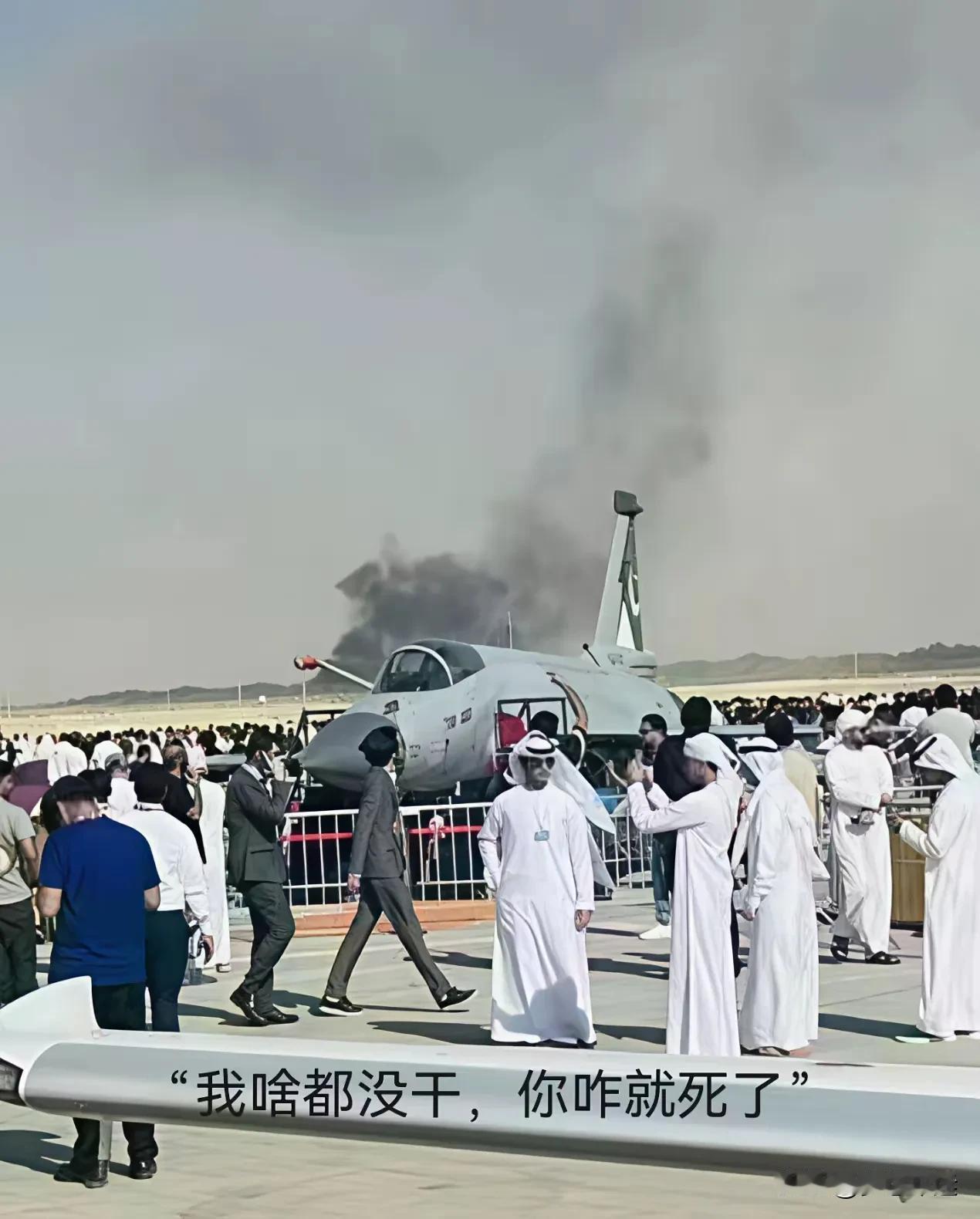 枭龙还没动手，三哥的光辉战机就掉了！听说飞行员没有跳伞，可惜了！