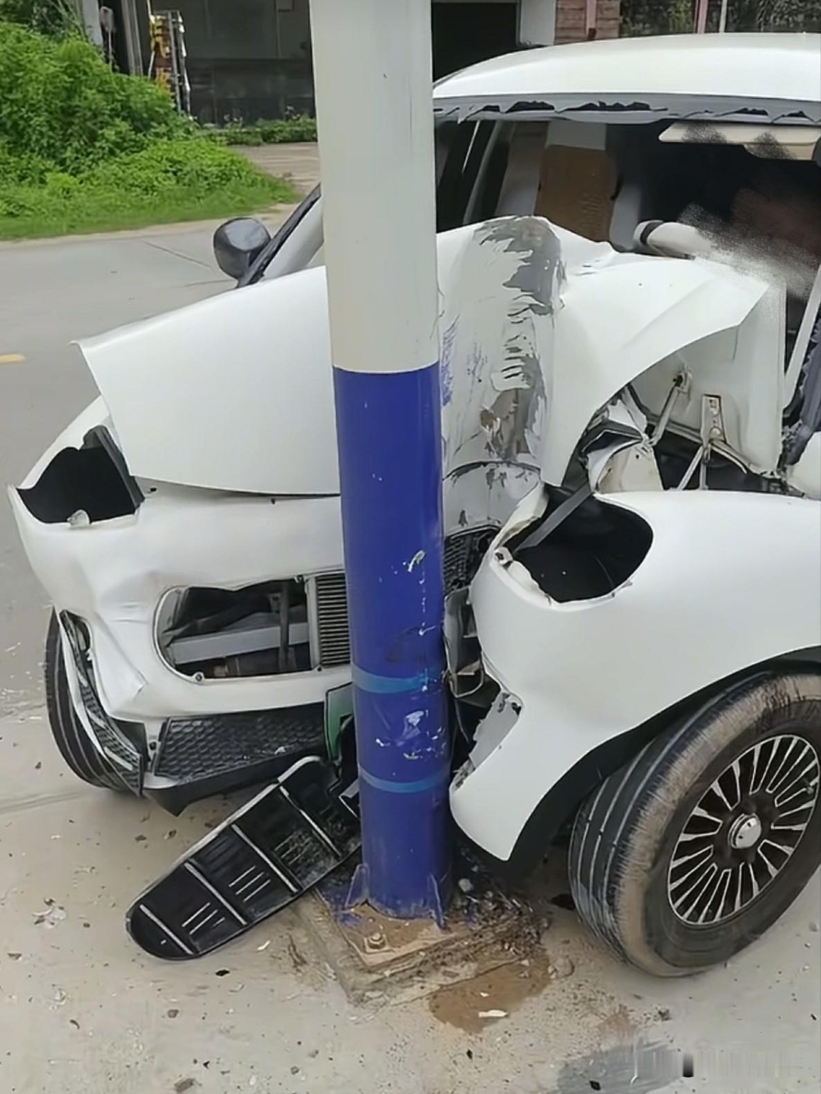 近日，广东一位网友拍摄了一段视频引起了众多网友的热议。视频中，一辆老头乐径直撞